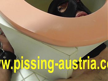 toilete slave of strict japanese mistress